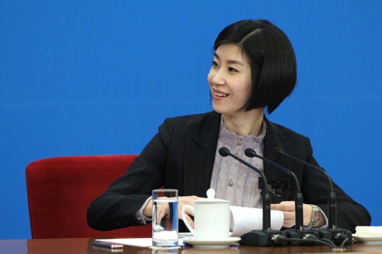 才貌兼具 連續6年總理記者會上的女翻譯(組圖)--人民網海南頻道--人民網
